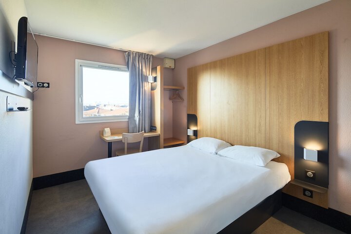 Room 6 of 33