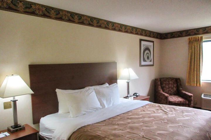 1 King Bed (3 of 8)