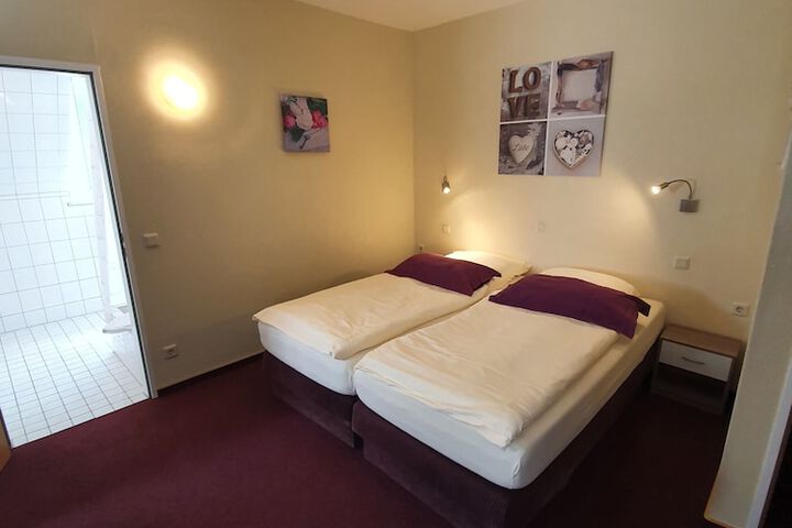 Room 22 of 46