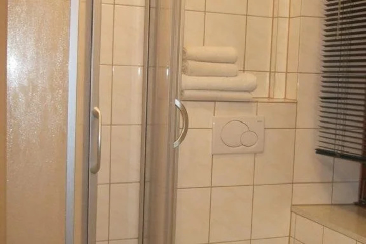 Room 7 of 12