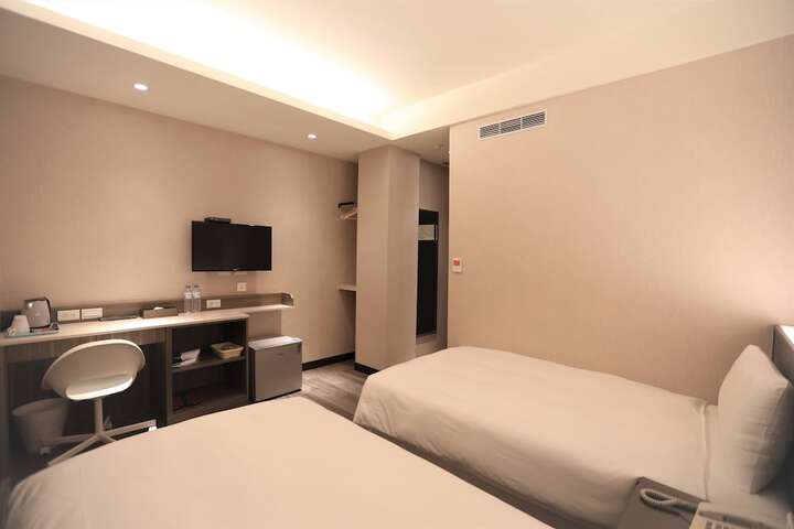 Room 32 of 79