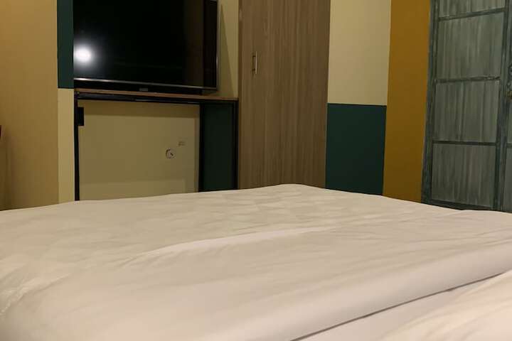 Room 5 of 12