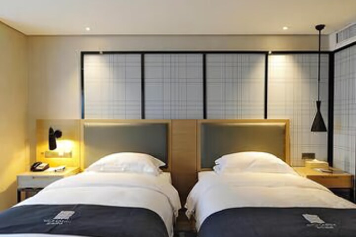 Room 4 of 18
