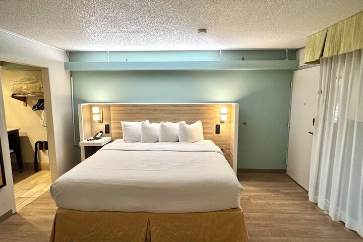 Room 5 of 118