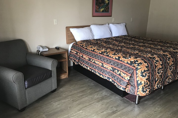 Basic Single 2 Double Beds (15 of 17)