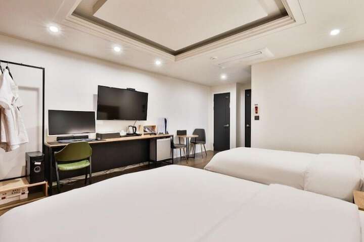 Room 32 of 44