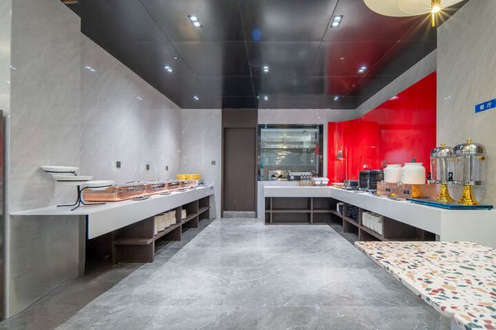 Gray Whale International Hotel (Longquan Branch)