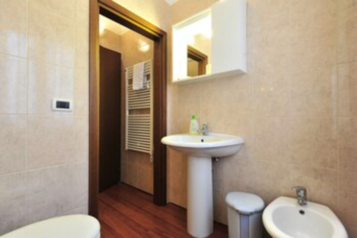 Room 6 of 18