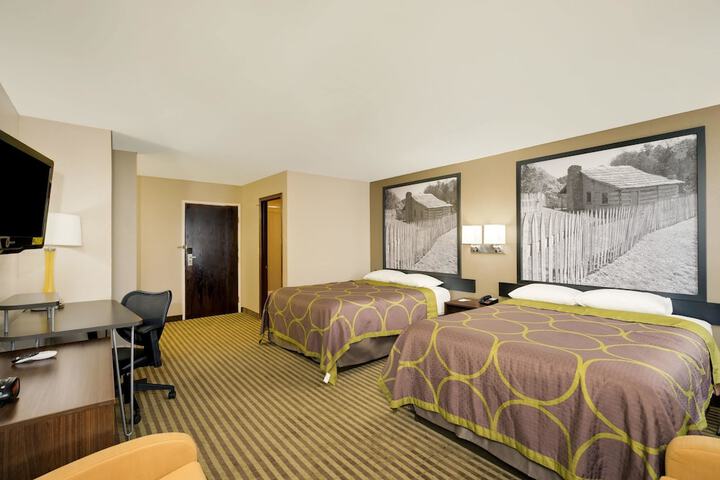 1 Queen Bed (10 of 13)