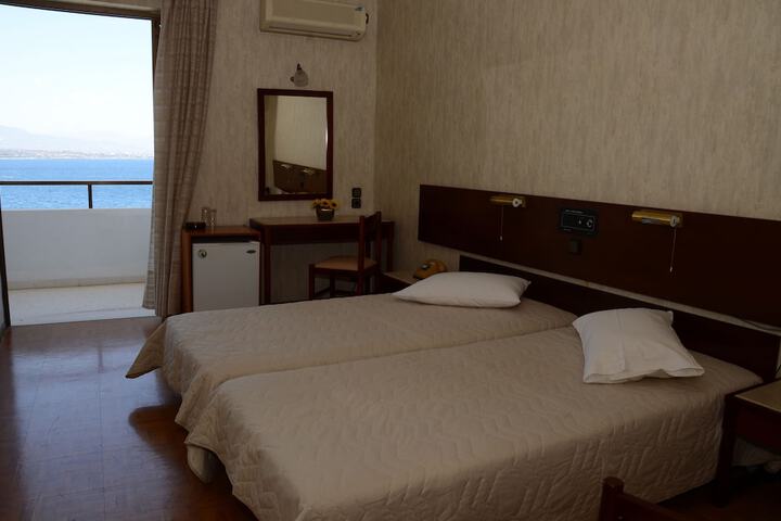 Room 8 of 9