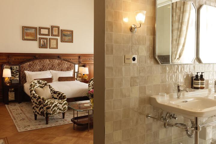 Room 32 of 75