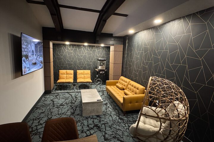 Lounge 24 of 34