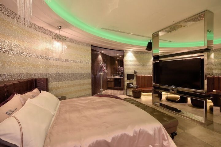 Room 10 of 113