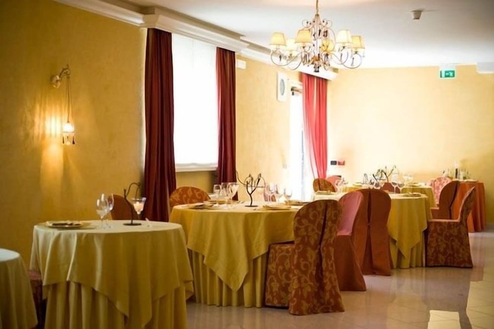 Dining 43 of 77