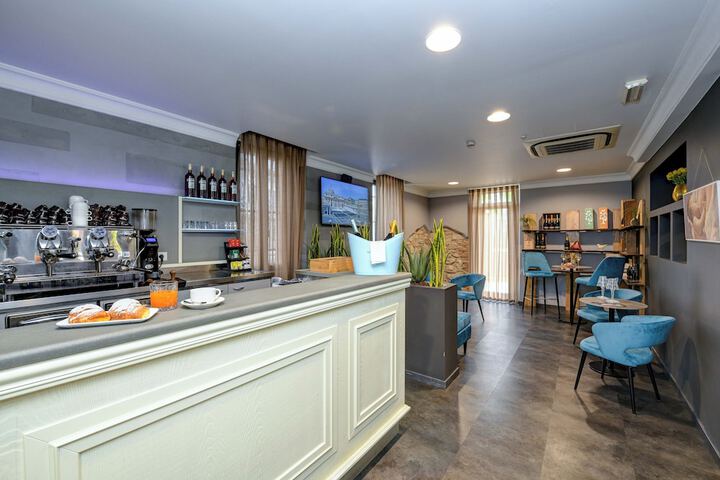 Lounge 78 of 104