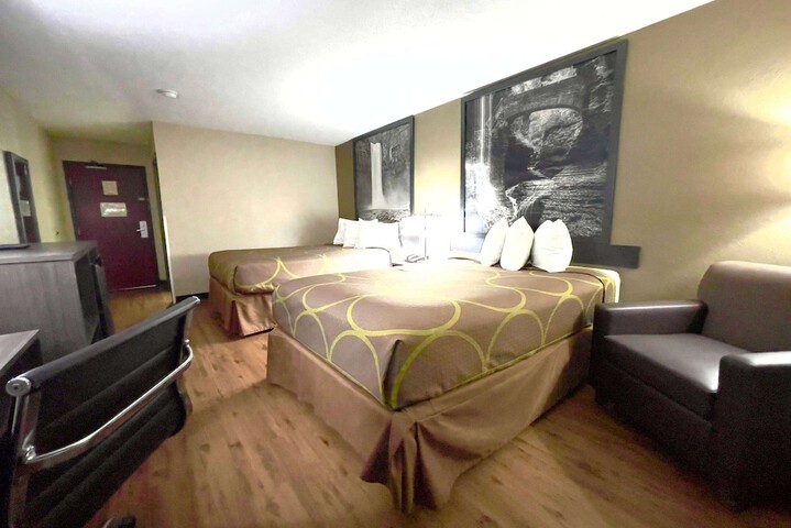 2 Double Beds (8 of 14)