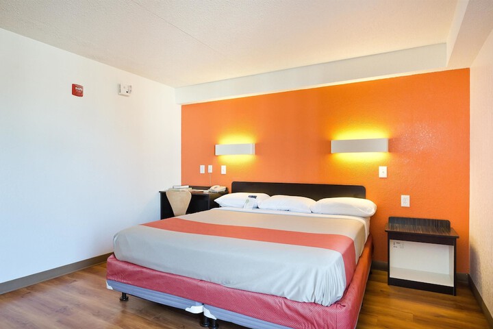 1 King Bed (2 of 17)