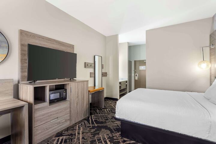1 King Bed - Free High Speed Internet, Microwave, Refridgerator, Continental Breakfast (5 of 8)