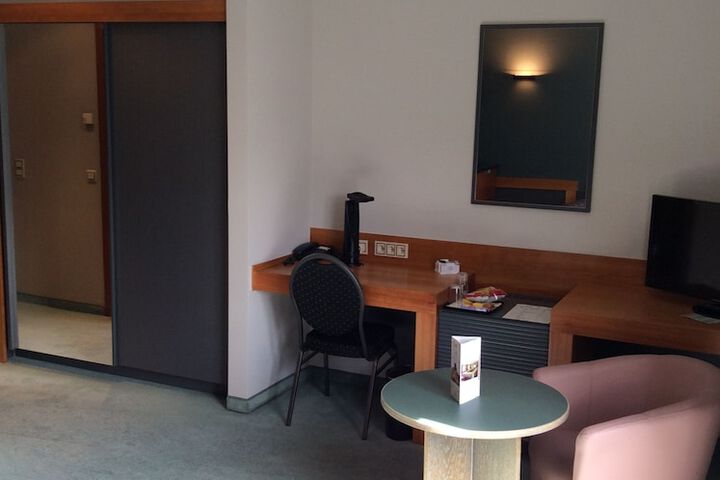Room 4 of 43