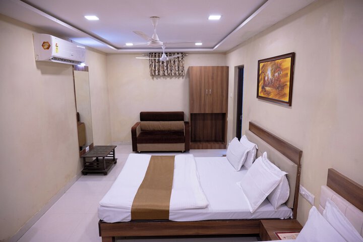 Room 10 of 33
