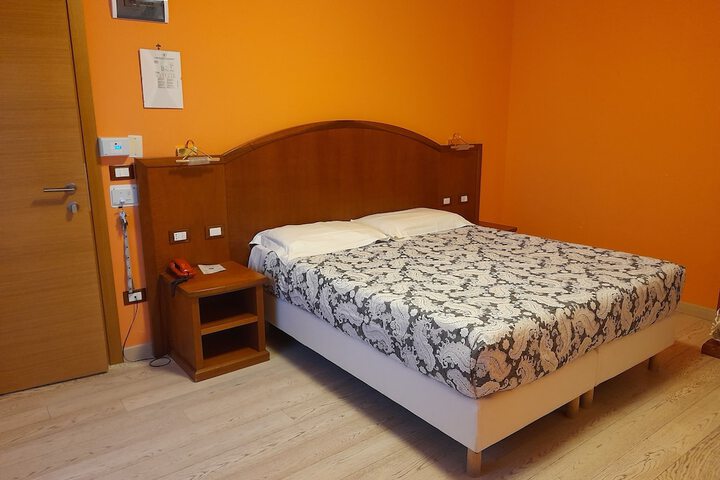 Room 27 of 70