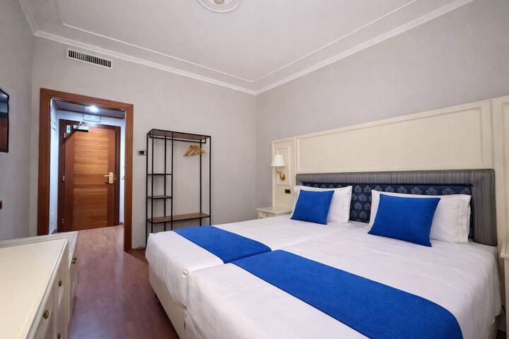 Room 13 of 25