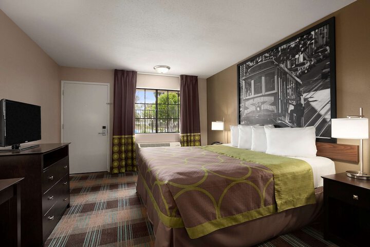 1 King Bed (2 of 9)