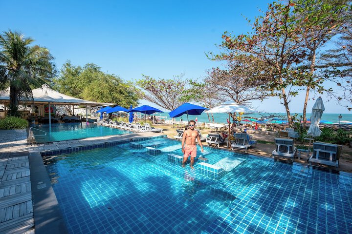 Hotel with Pool