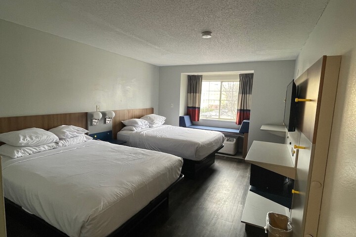 1 Queen Bed (7 of 23)