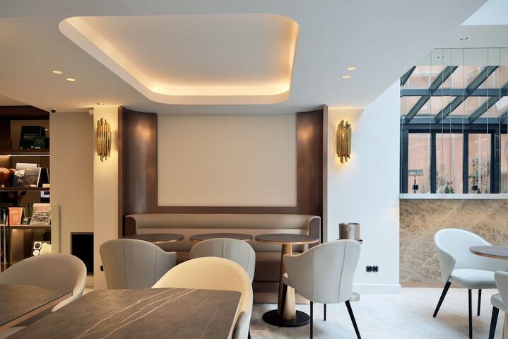 Lounge 43 of 50