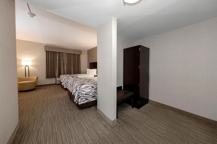 Suite King Bed Accessible (25 of 25)