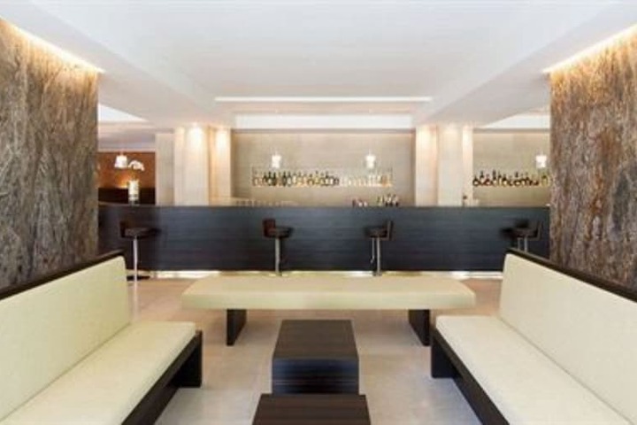 Lounge 29 of 43