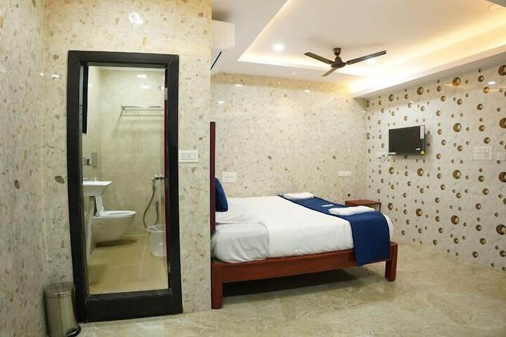 Room 5 of 12