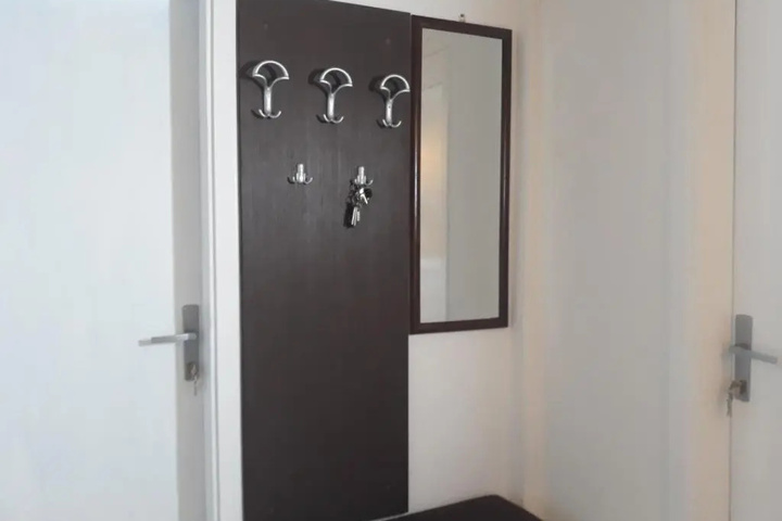 Room 5 of 9