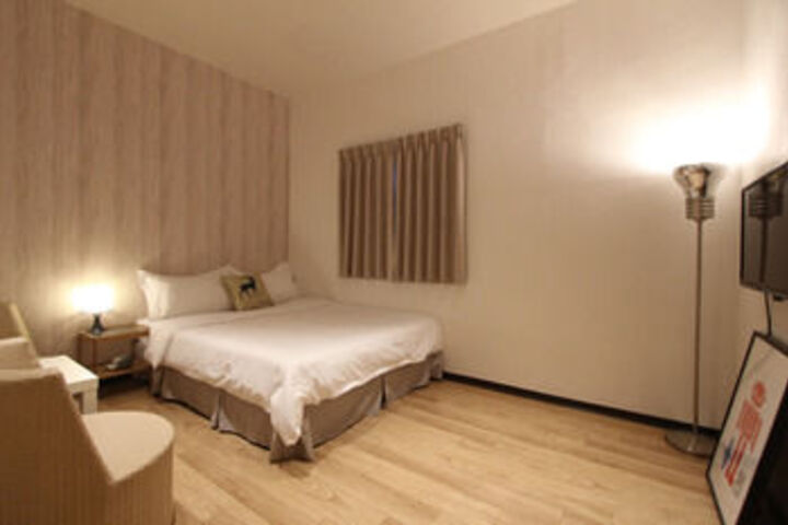 Room 4 of 12