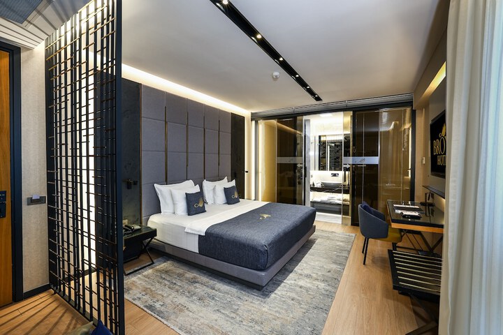Room 3 of 80