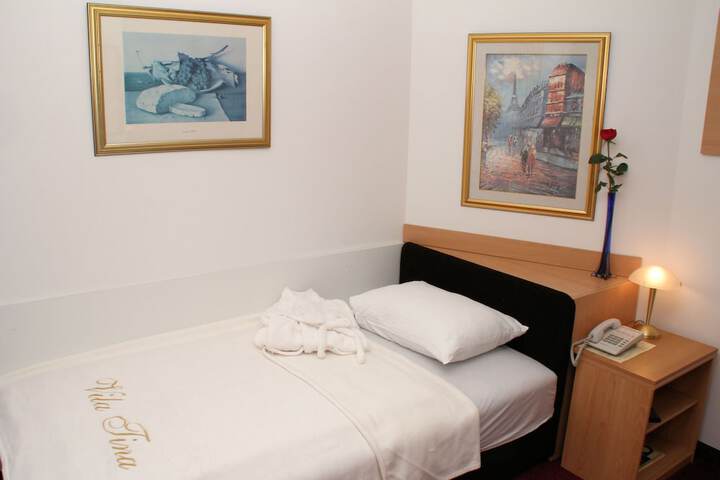 Room 4 of 33