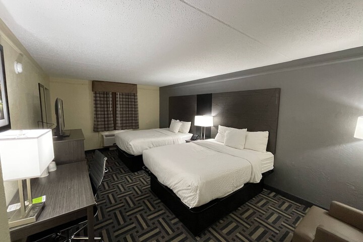 2 Queen Beds (6 of 8)