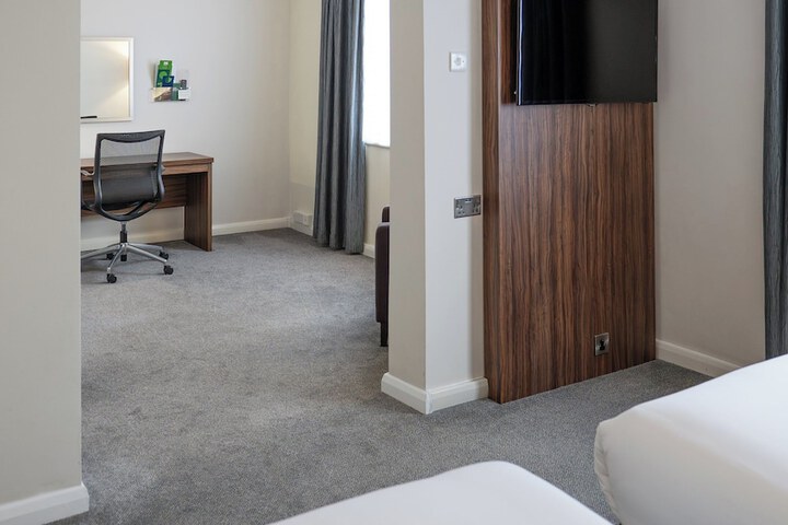 Room 34 of 177