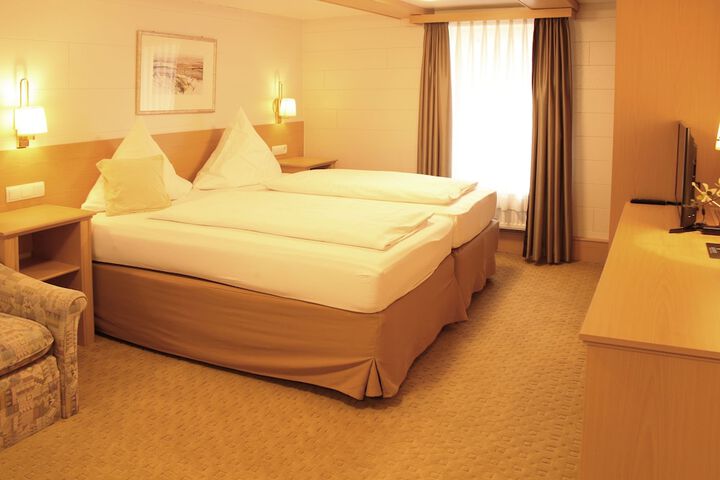 Room 8 of 16