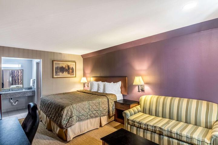 1 King Bed (6 of 8)