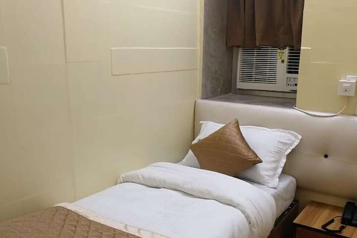 Room 32 of 46