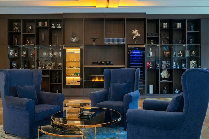 Lounge 122 of 164