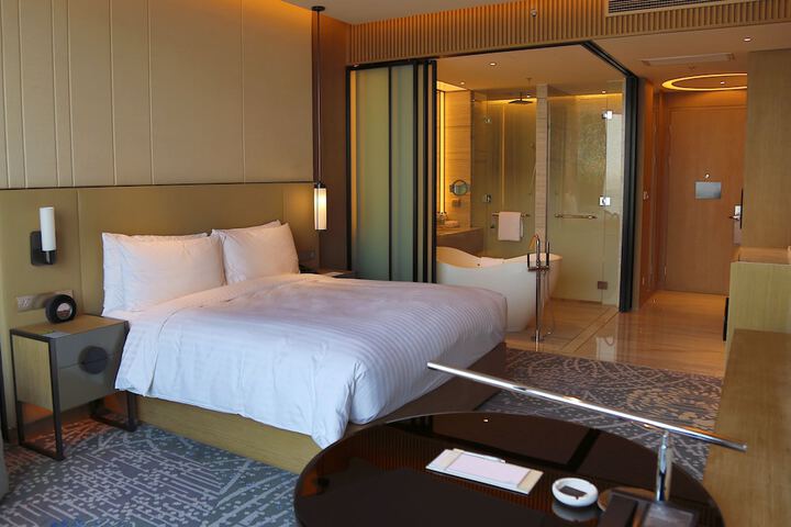 Room 17 of 100