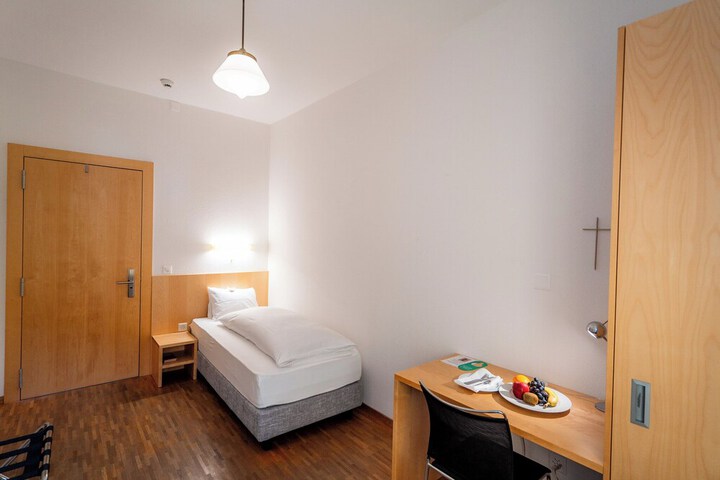 Room 3 of 27