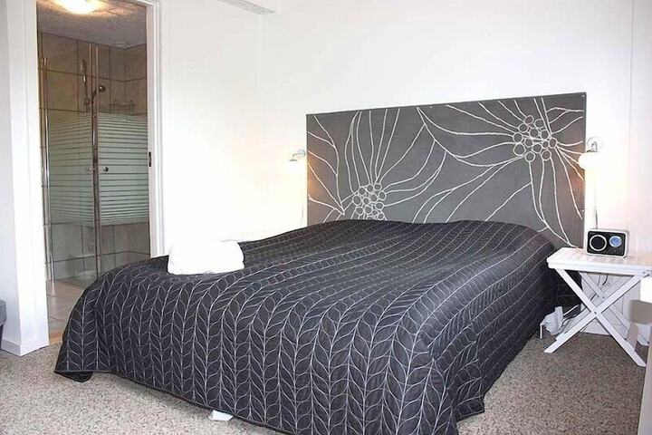 Room 7 of 36