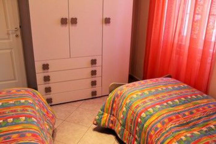 Room 10 of 27