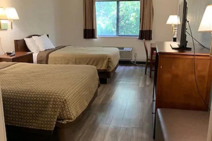 2 Queen Beds (1 of 10)