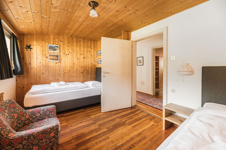 Room 4 of 99