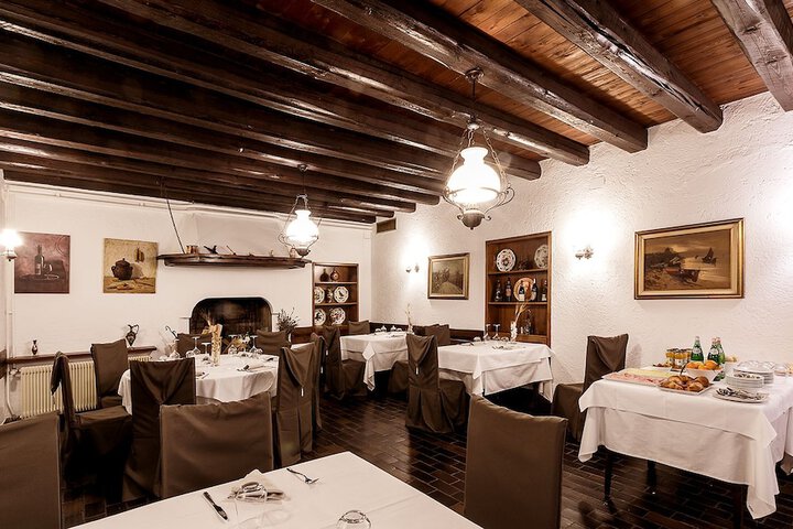 Dining 20 of 31